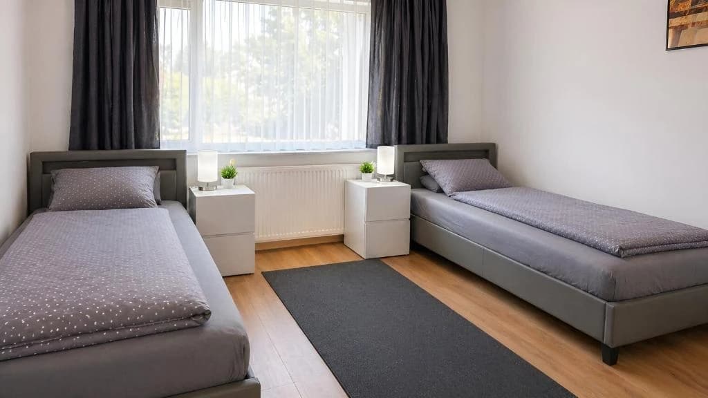 Schlafzimmer mit zwei Einzelbetten